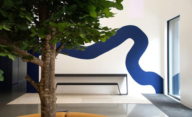 design graphique avec une ligne bleue en fond et un arbre au centre du hall