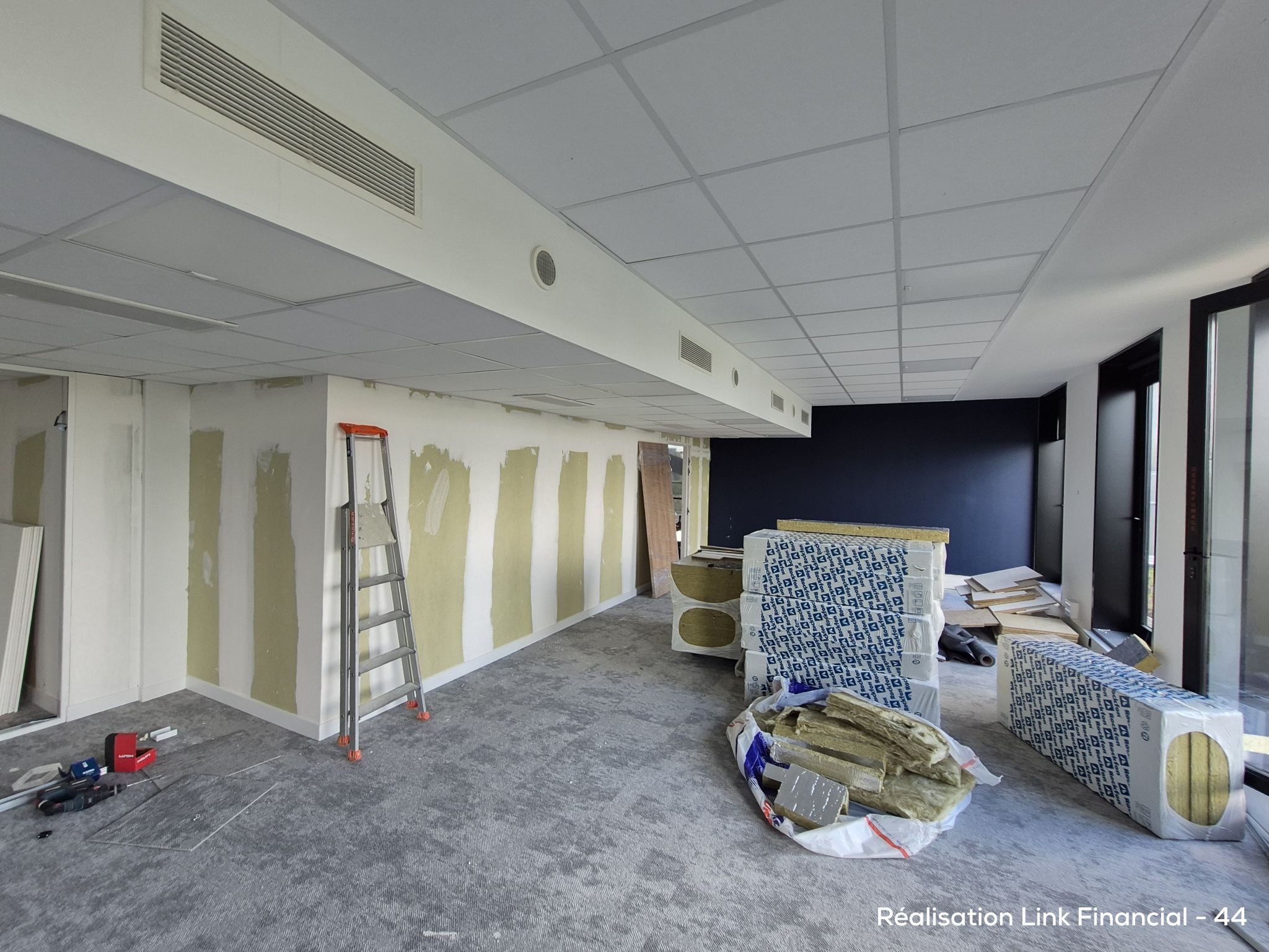 travaux d'aménagement en cours dans un espace professionnel
