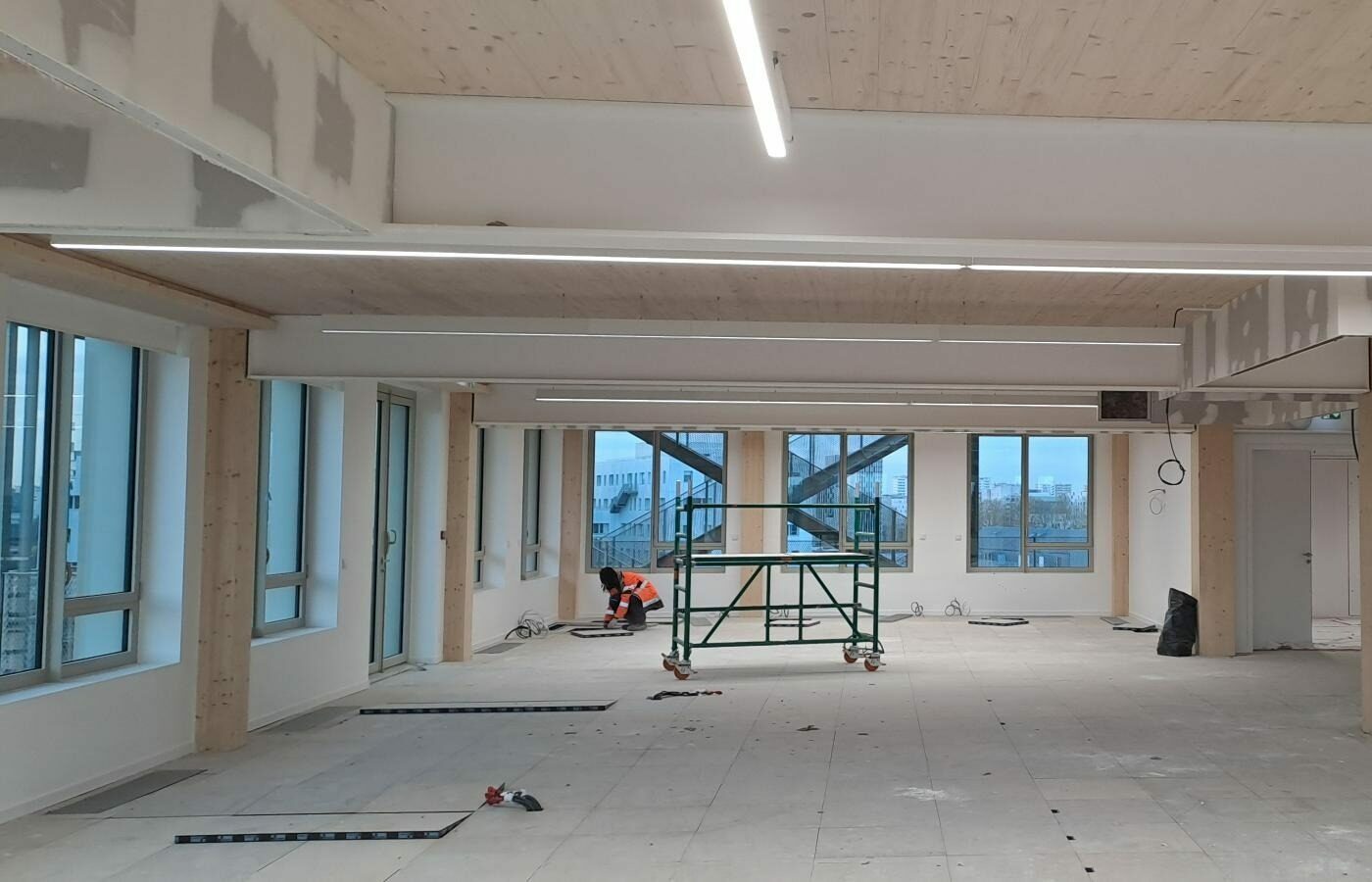 un espace de travail en cours de chantier, travaux d'aménagement